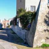 La piramide � posta ad angolo con una viuzza senza uscita...
